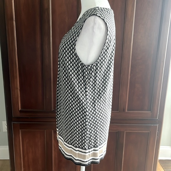 Croft & Barrow Sleeveless Pleated V-Neck Stretch Top in Black, White and Tan - Picture 2 of 14